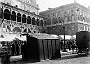 Scena di mercato davanti allo studio fotografico C. Agostini in Piazza delle Erbe. 1896. (Oscar Merio Zatta) 2